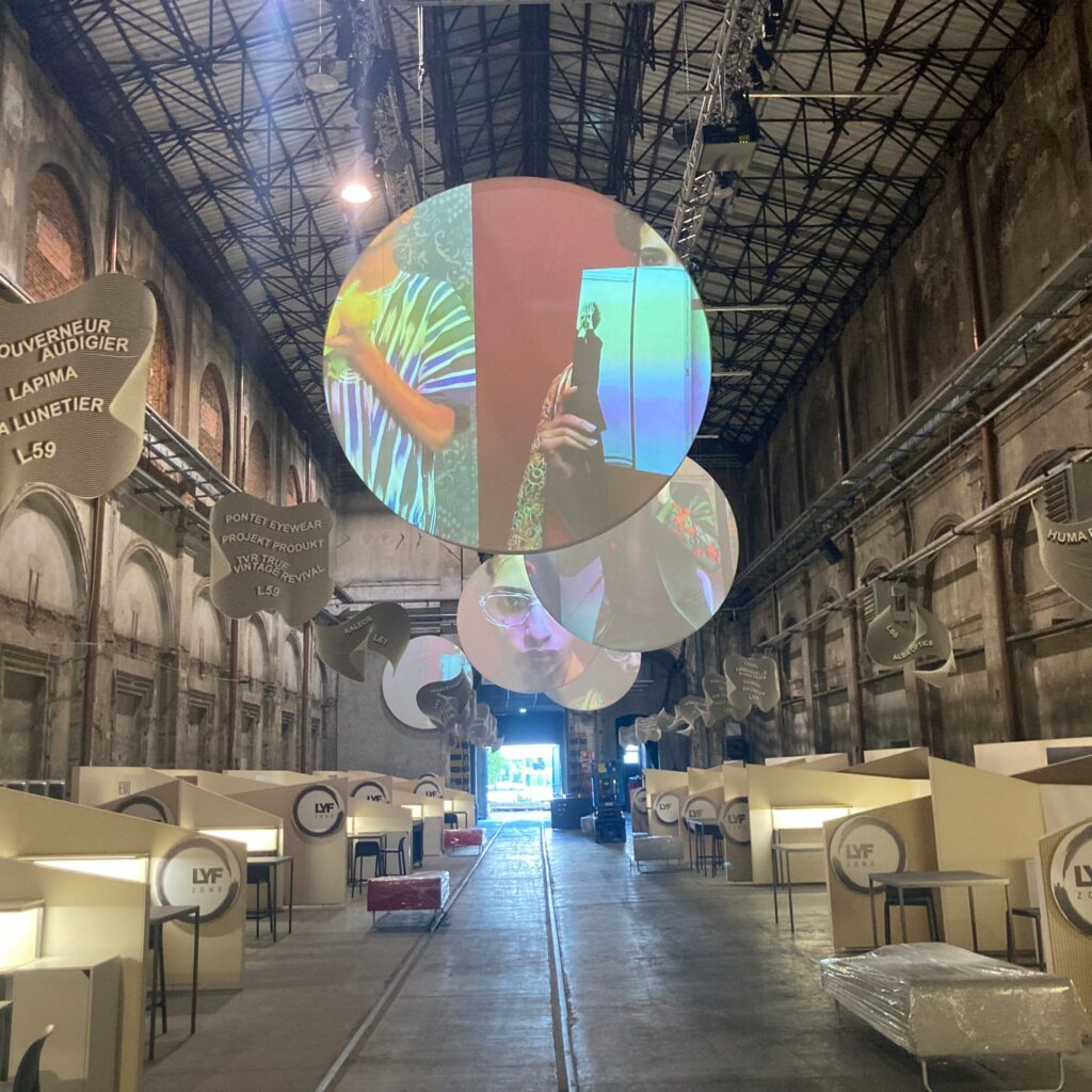 Progettazione e fornitura video con sagomatura per supporti circolari a DaTE Exhibition Fair alla Stazione Leopolda, Firenze