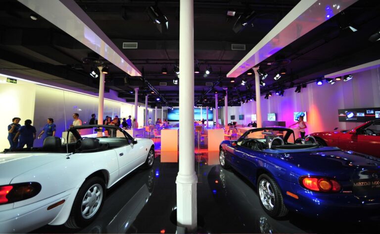 Progetto multimediale, programmazione e gestione di videoproiezioni, sistema multimonitor sincronizzato da remoto per Mazda Space, BCN, Spagna