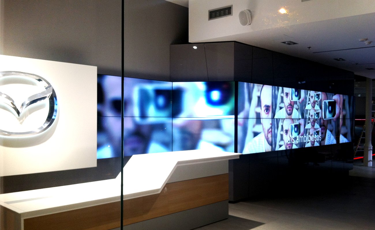 Progetto multimediale, programmazione e gestione di videoproiezioni, sistema multimonitor sincronizzato da remoto per Mazda Space, BCN, Spagna
