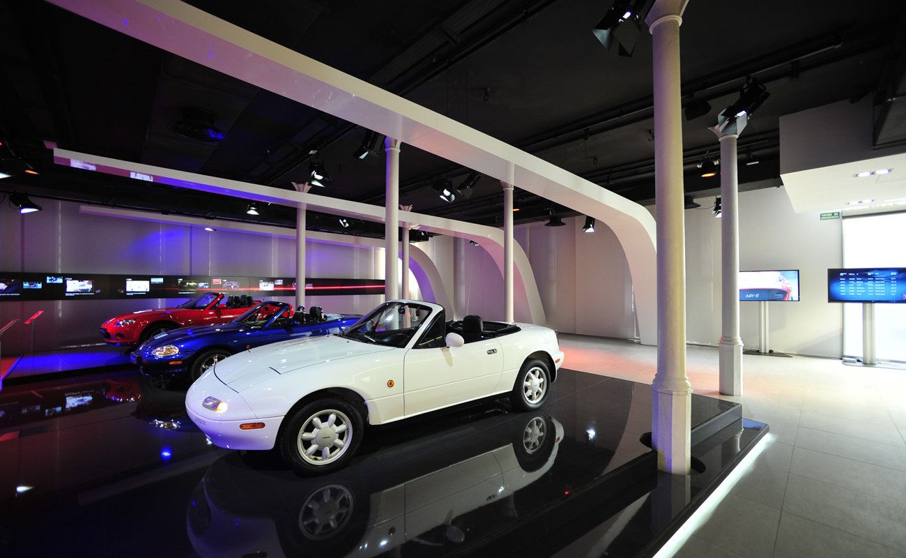 Progetto multimediale, programmazione e gestione di videoproiezioni, sistema multimonitor sincronizzato da remoto per Mazda Space, BCN, Spagna