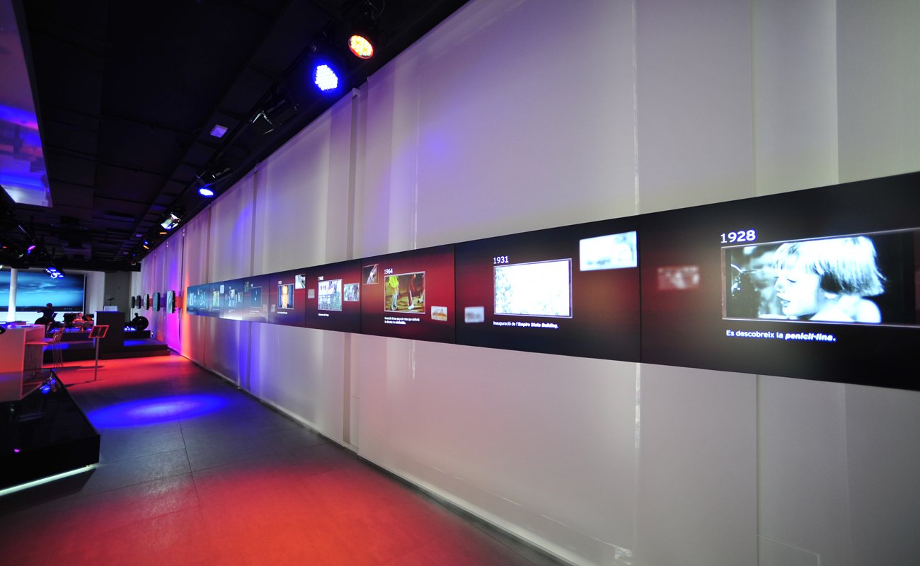 Progetto multimediale, programmazione e gestione di videoproiezioni, sistema multimonitor sincronizzato da remoto per Mazda Space, BCN, Spagna